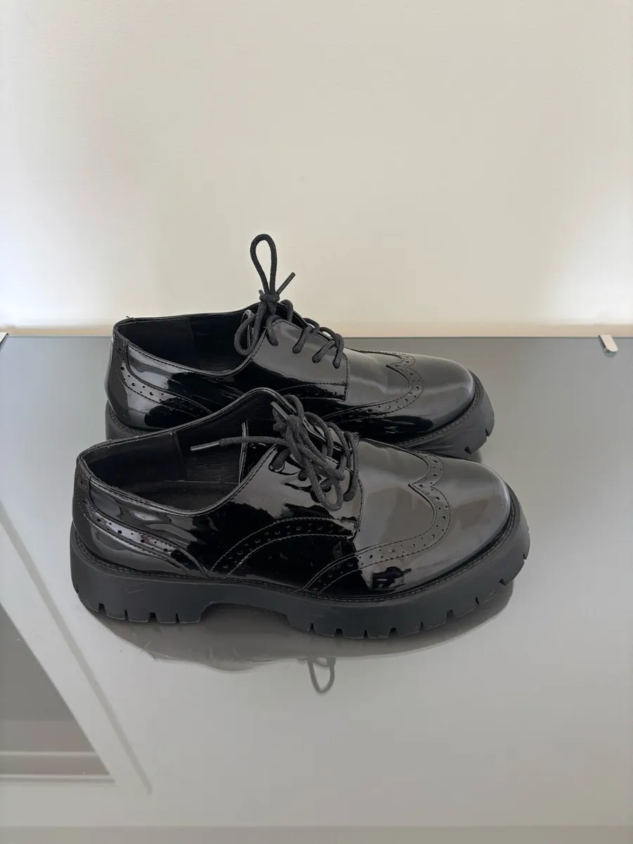 Wide Fit Black Patent Chunky Brogues Schuh - Image 1