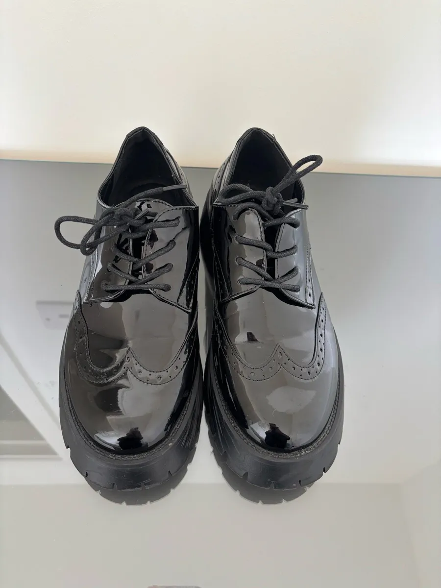 Wide Fit Black Patent Chunky Brogues Schuh - Image 2