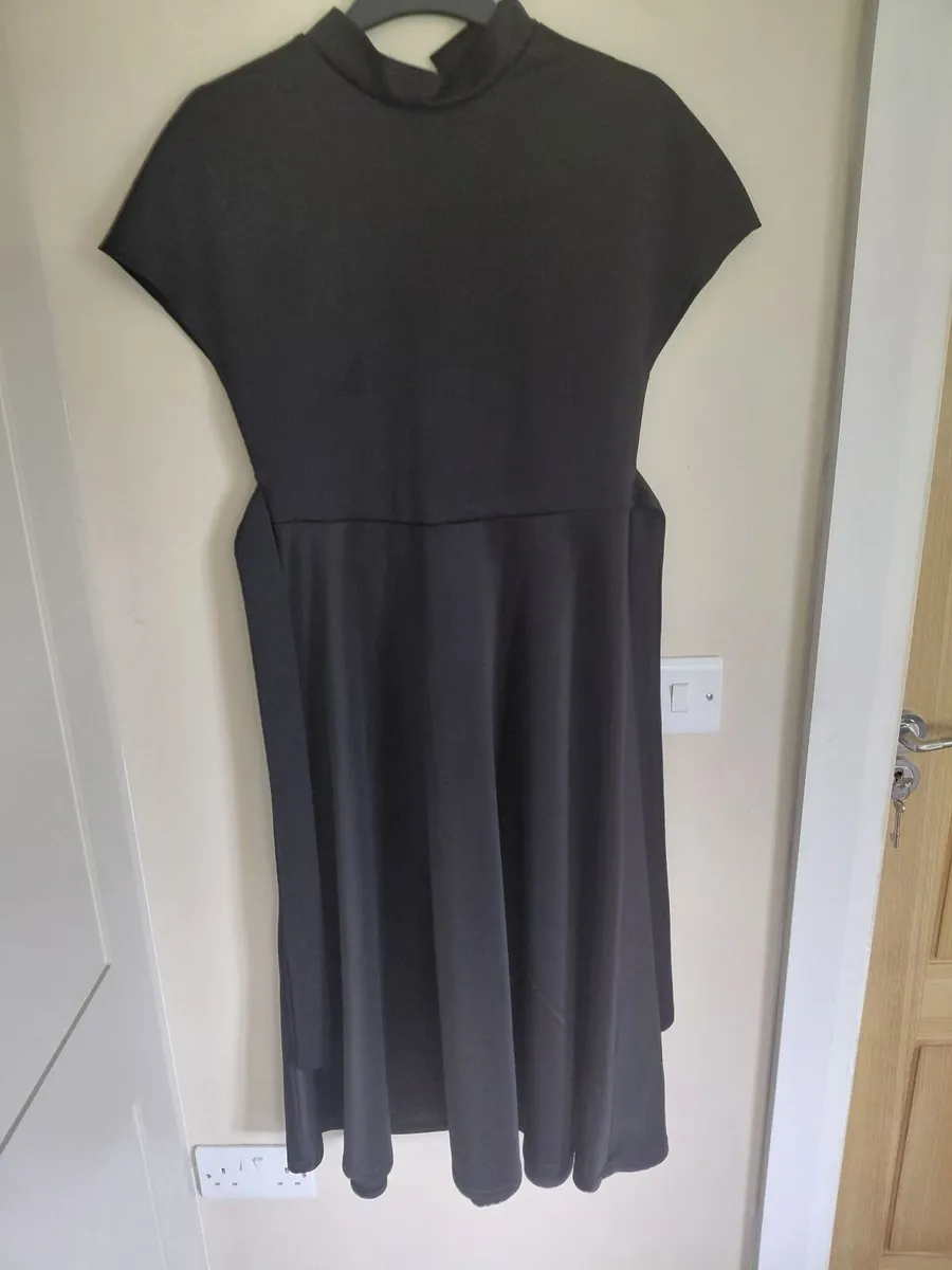 Collection of day & evening dresses - Image 4