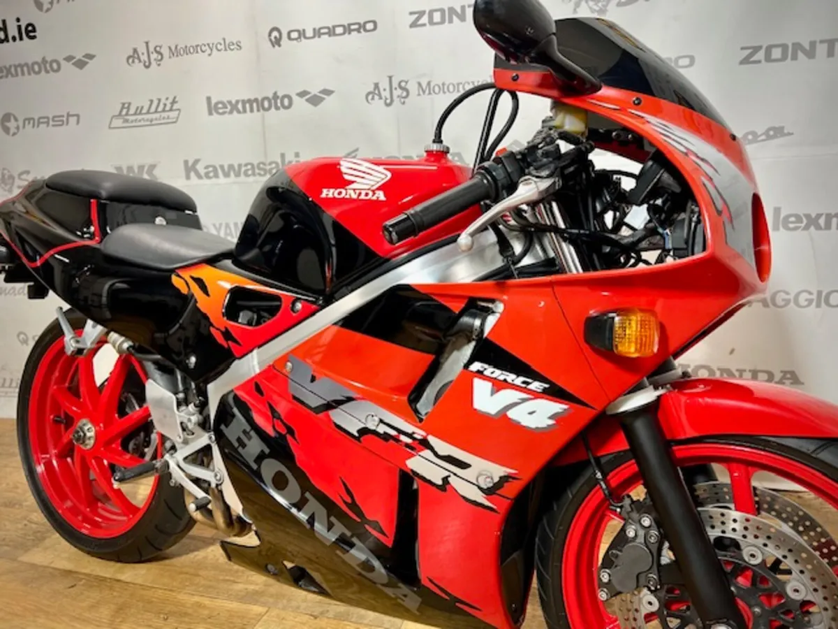 PRE-OWNED Honda VFR400 - Image 4