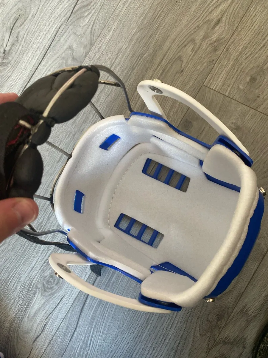 Hurling helmet - Image 3