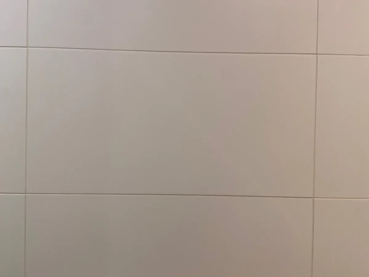4 boxes Pure White rectified tiles 300mm x 600mm - Image 2