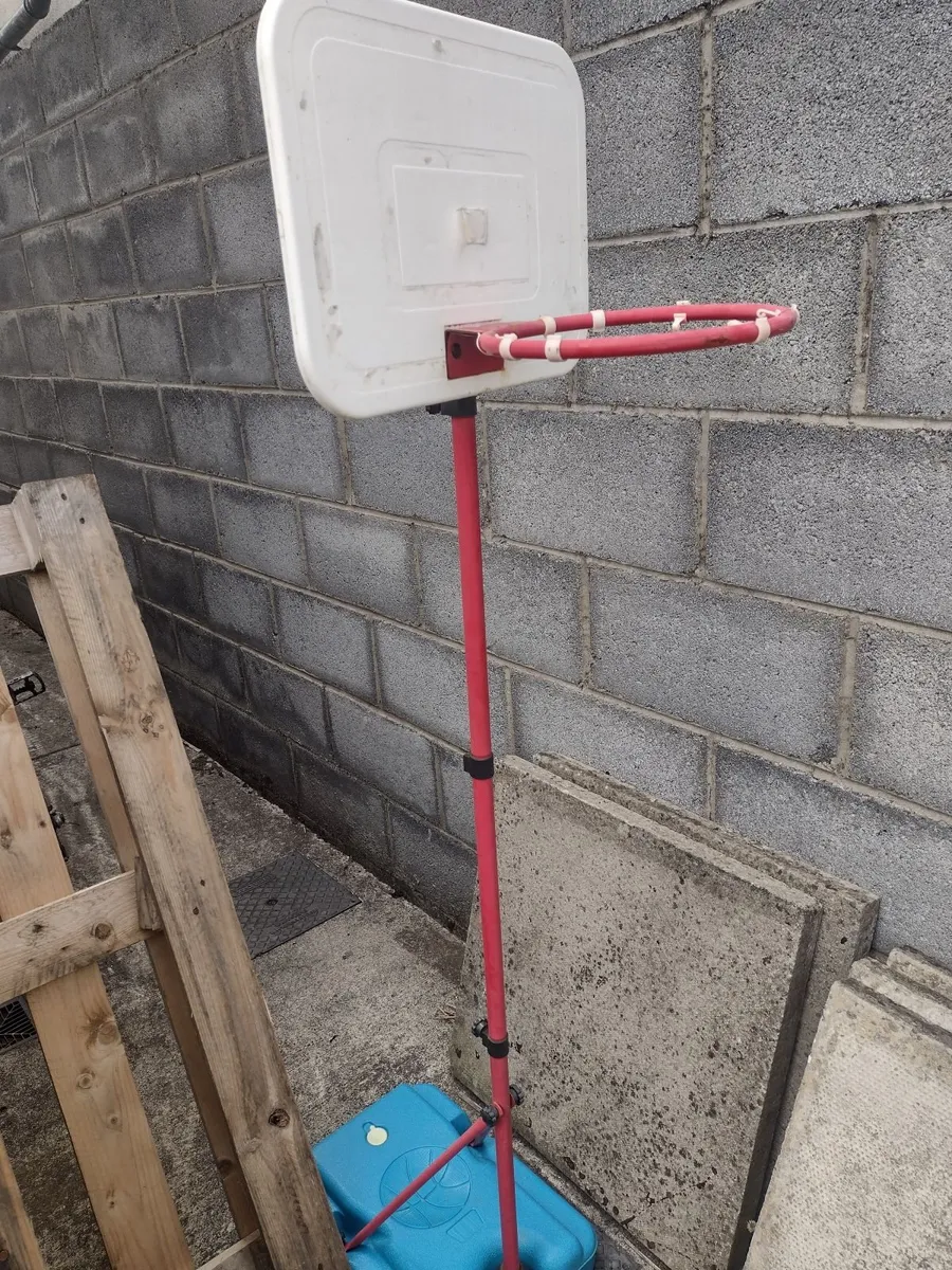 Small basketball stand - Image 1