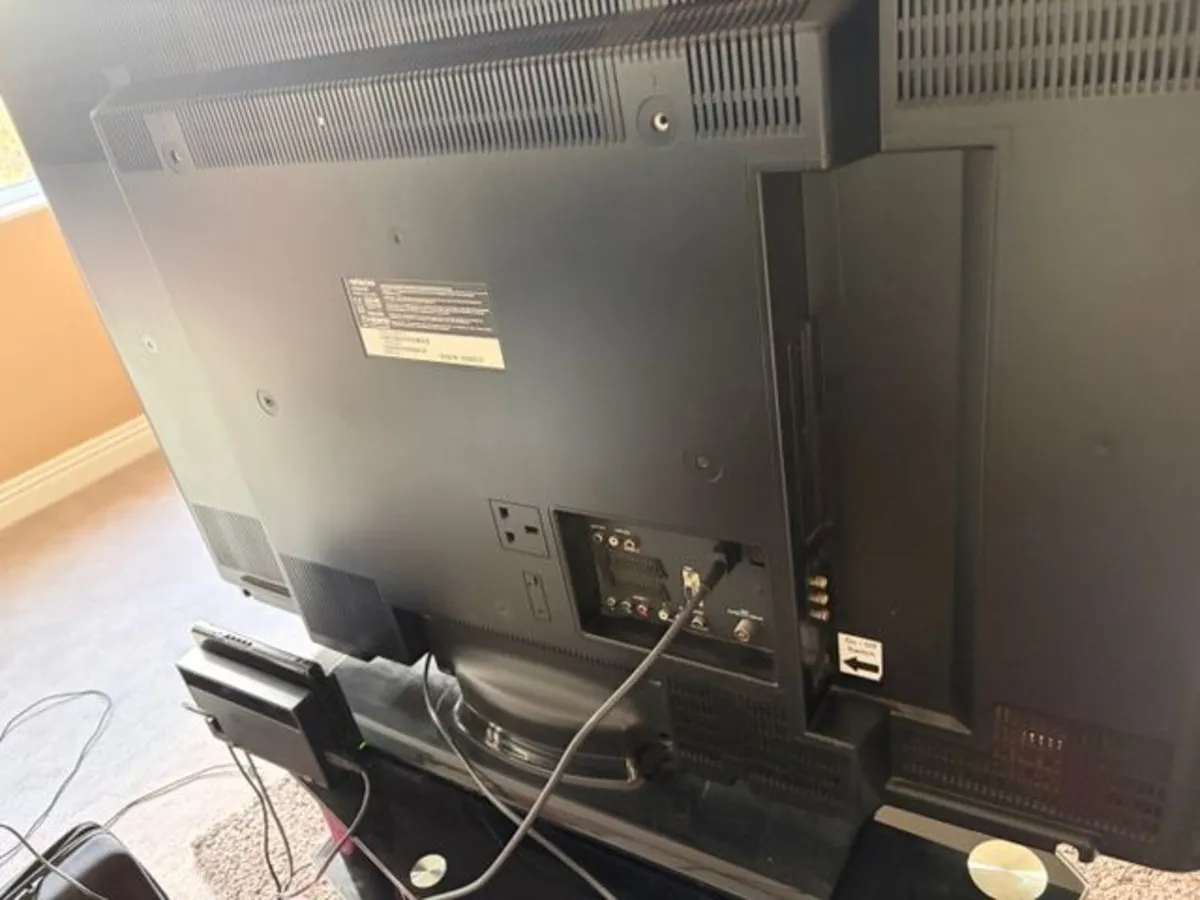 42 inch - Hitachi L42VC04U Television with stand - Image 2