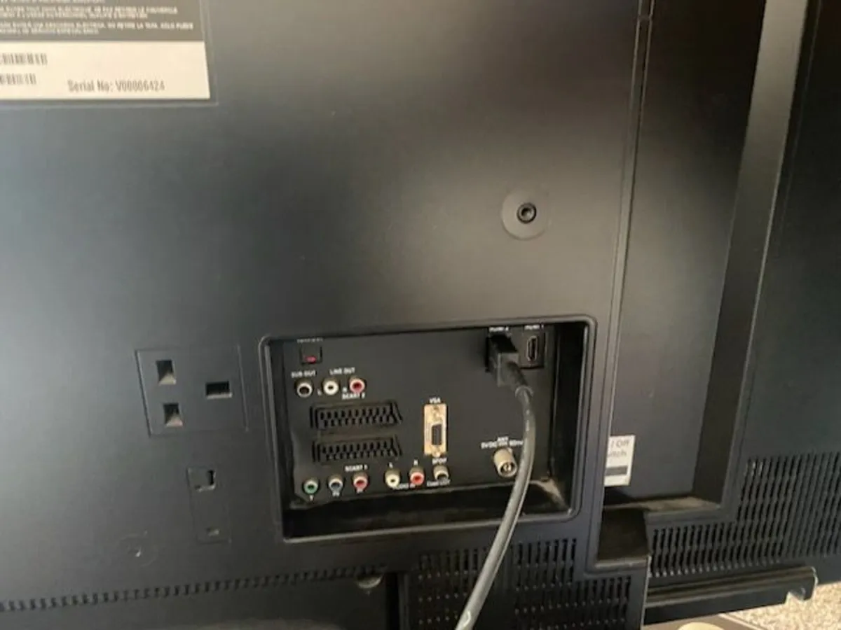 42 inch - Hitachi L42VC04U Television with stand - Image 3