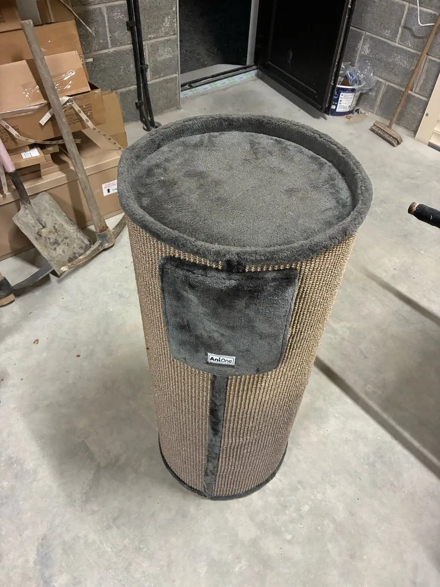 Cat scratching post - Image 1