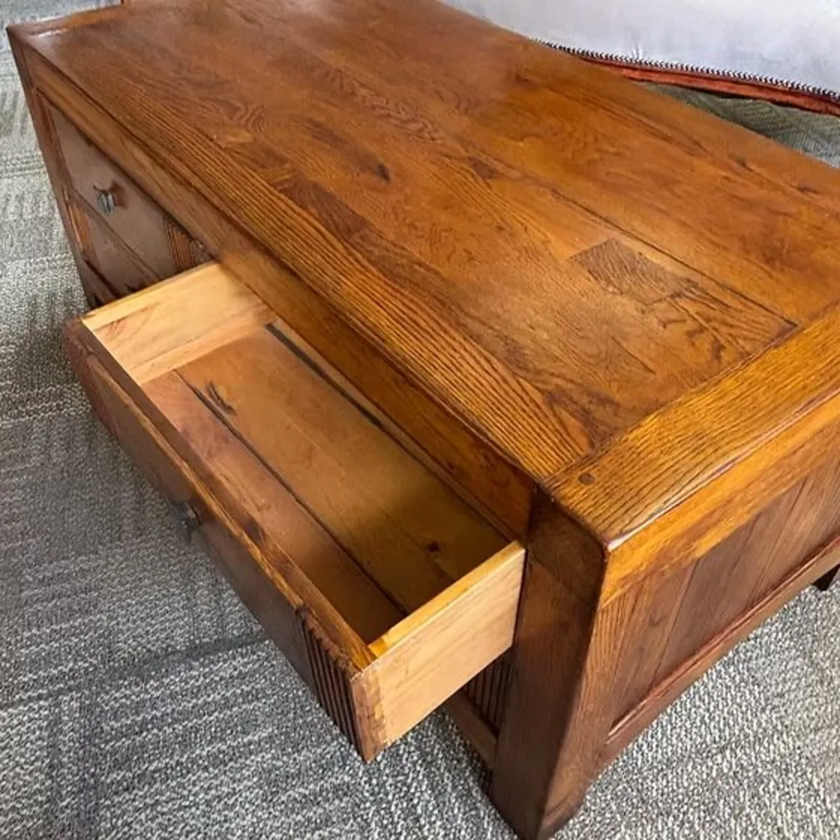 Beautiful solid oak coffee table with 4 drawers - Image 2
