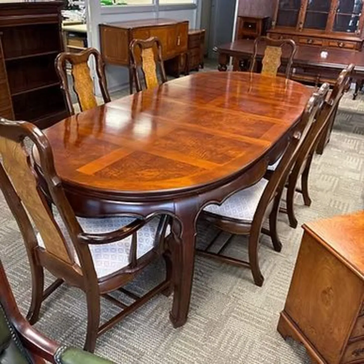 Beautiful oval shaped inlaid mahogany dining table