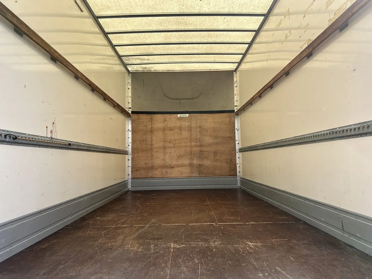 2021 Volkswagen Crafter Luton Box Van - Image 3