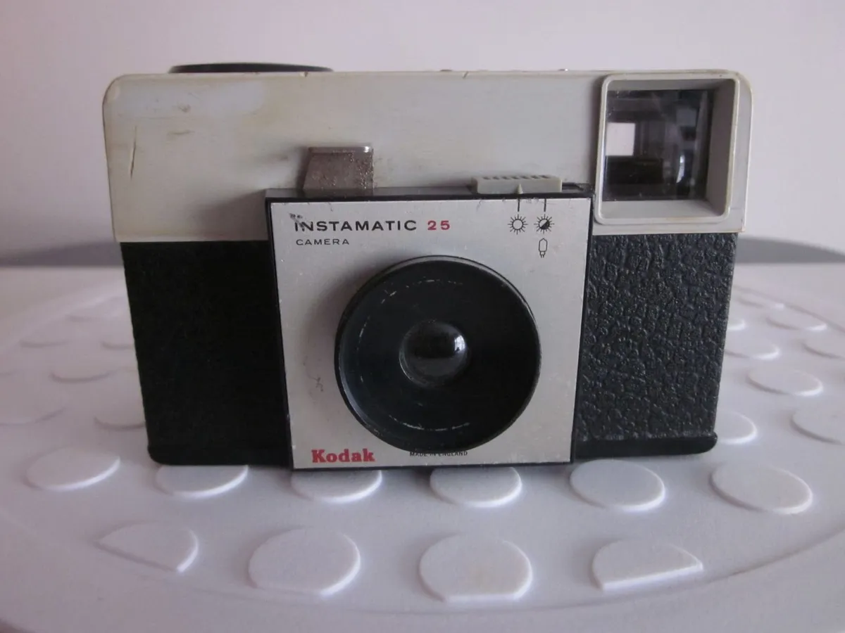 Kodak Instamatic 25 vintage 126 film Camera Winds& - Image 1