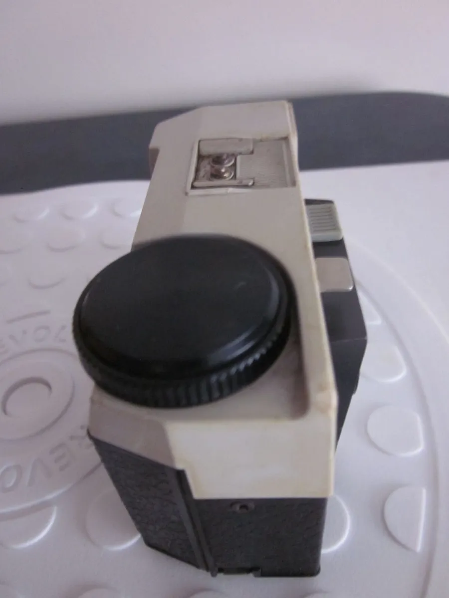 Kodak Instamatic 25 vintage 126 film Camera Winds& - Image 2