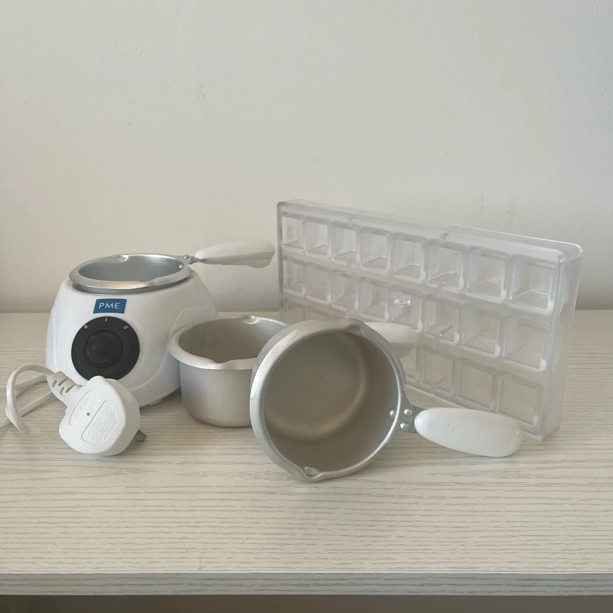 Electric Chocolate Melting Pot and Mould - Image 1