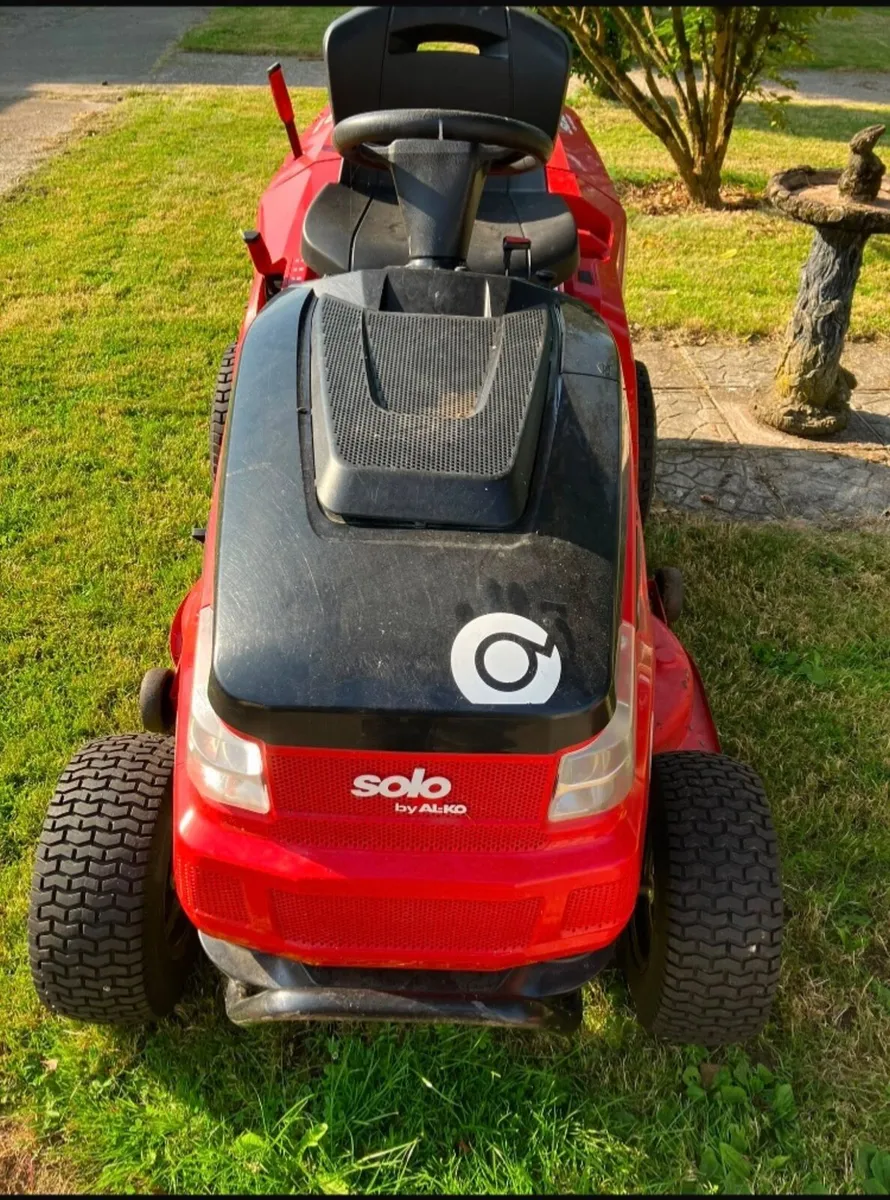 Ride on lawnmower - Image 1
