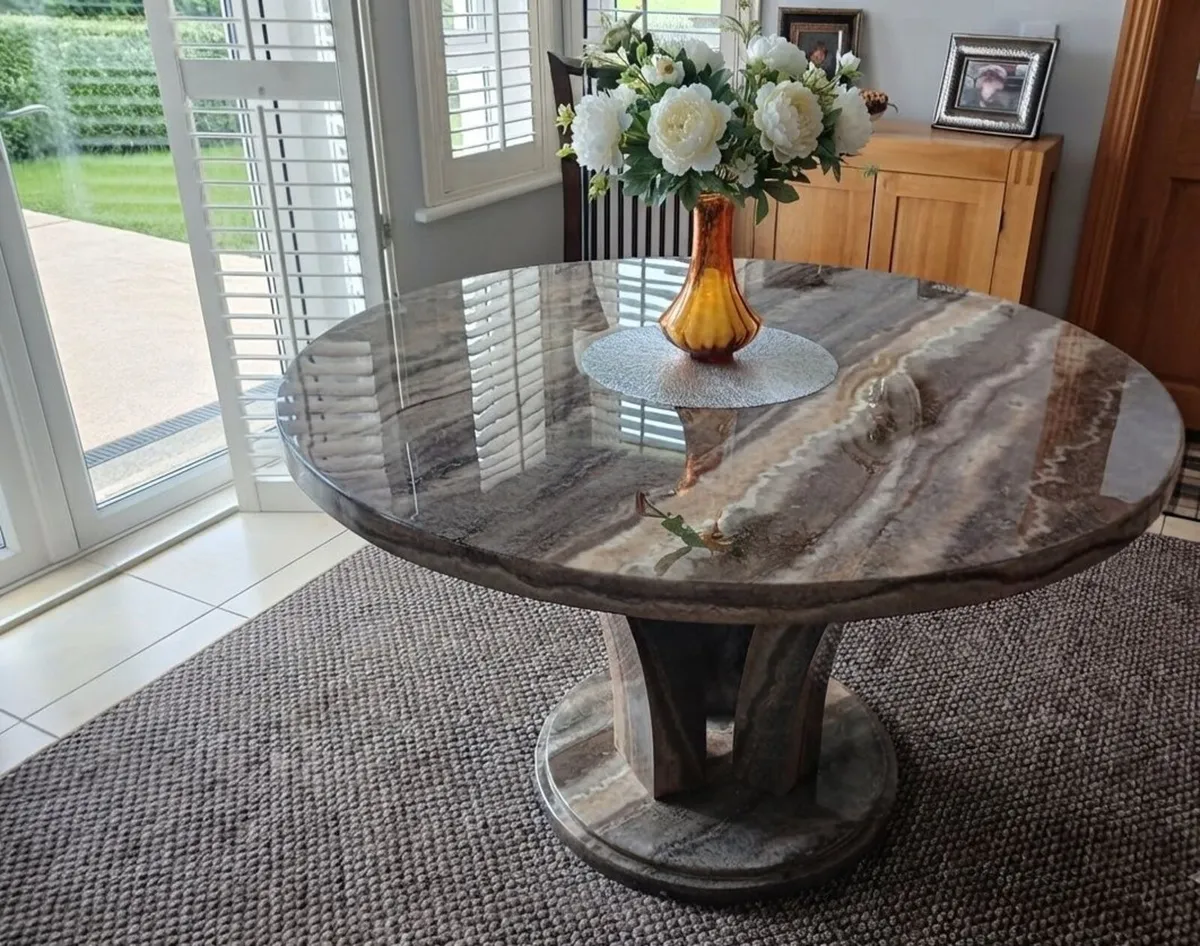 Round marble dining  table with 4 chairs - Image 1