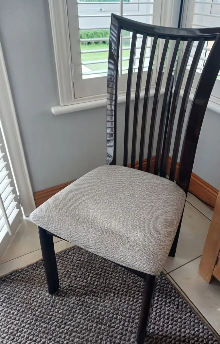 Round marble dining  table with 4 chairs - Image 3
