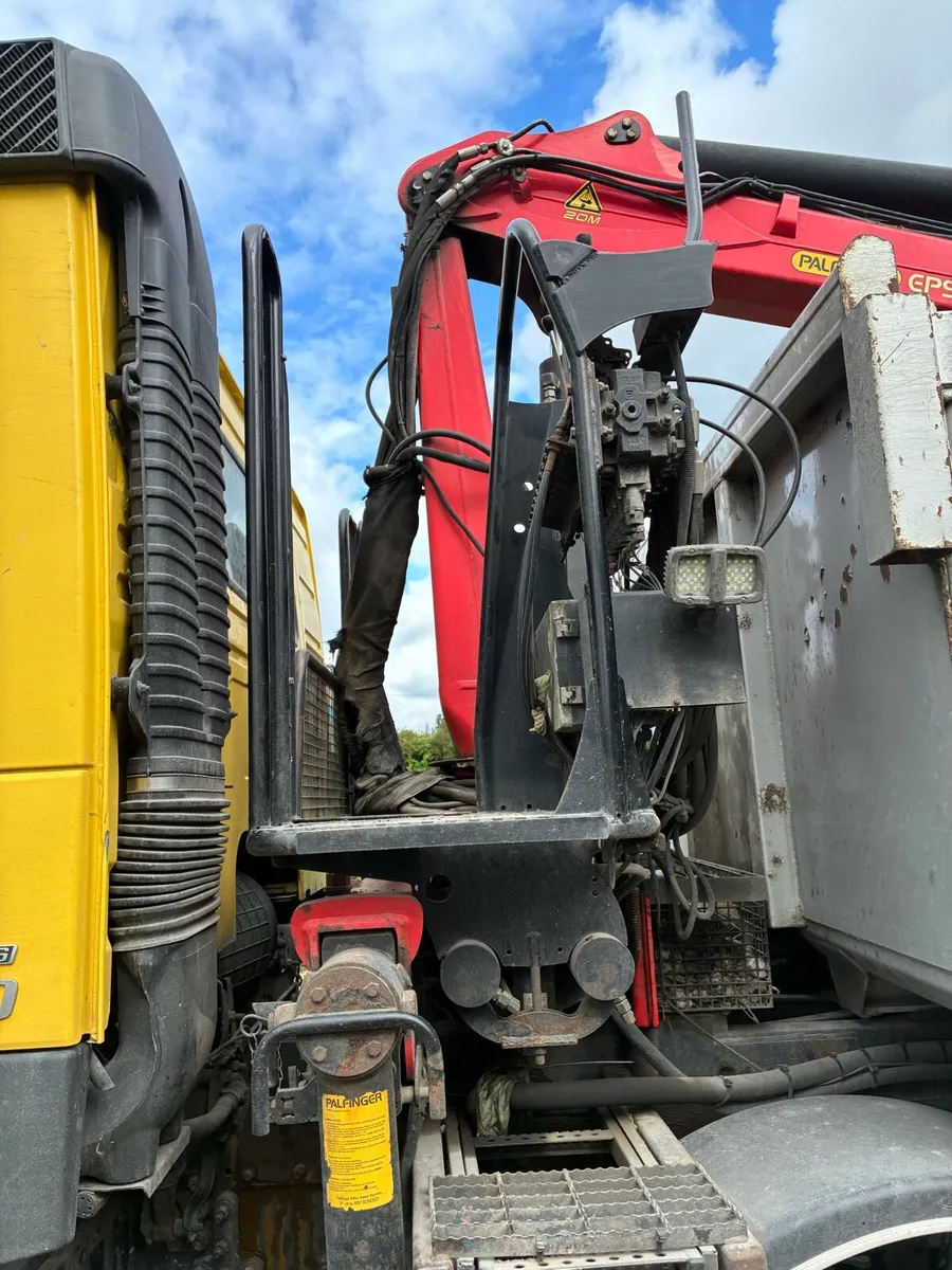 Volvo grab truck - Image 3