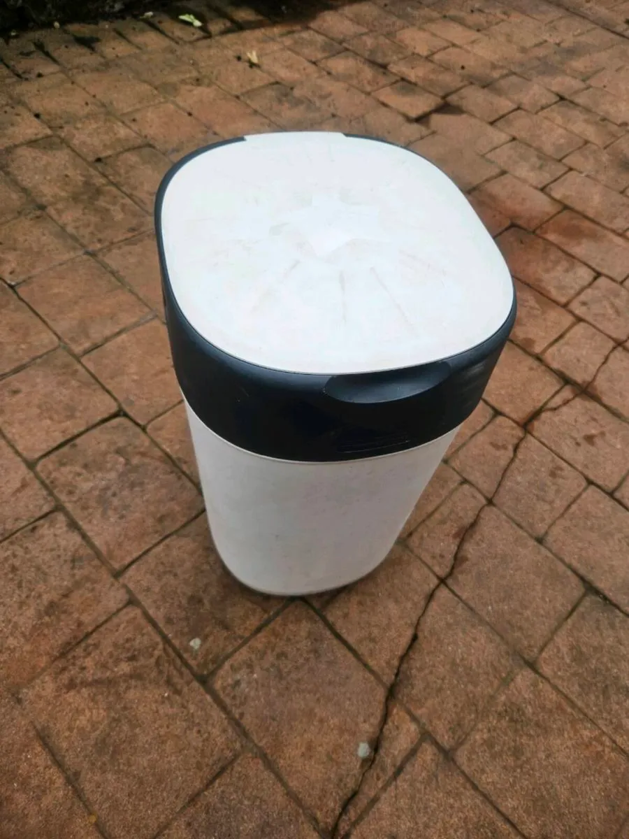 Tommee Tippee Twist & Click Advanced Nappy Bin - Image 2