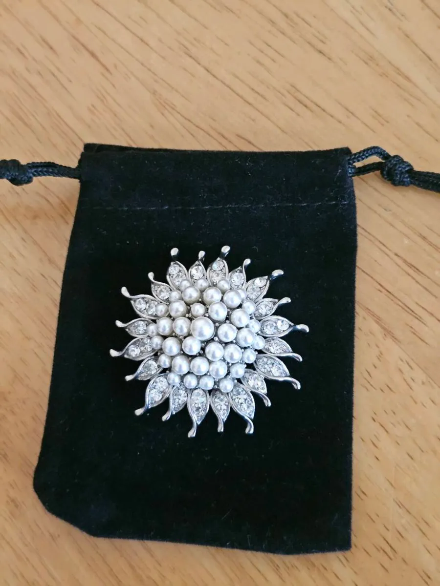 Pearl Brooch / Unworn - Image 1