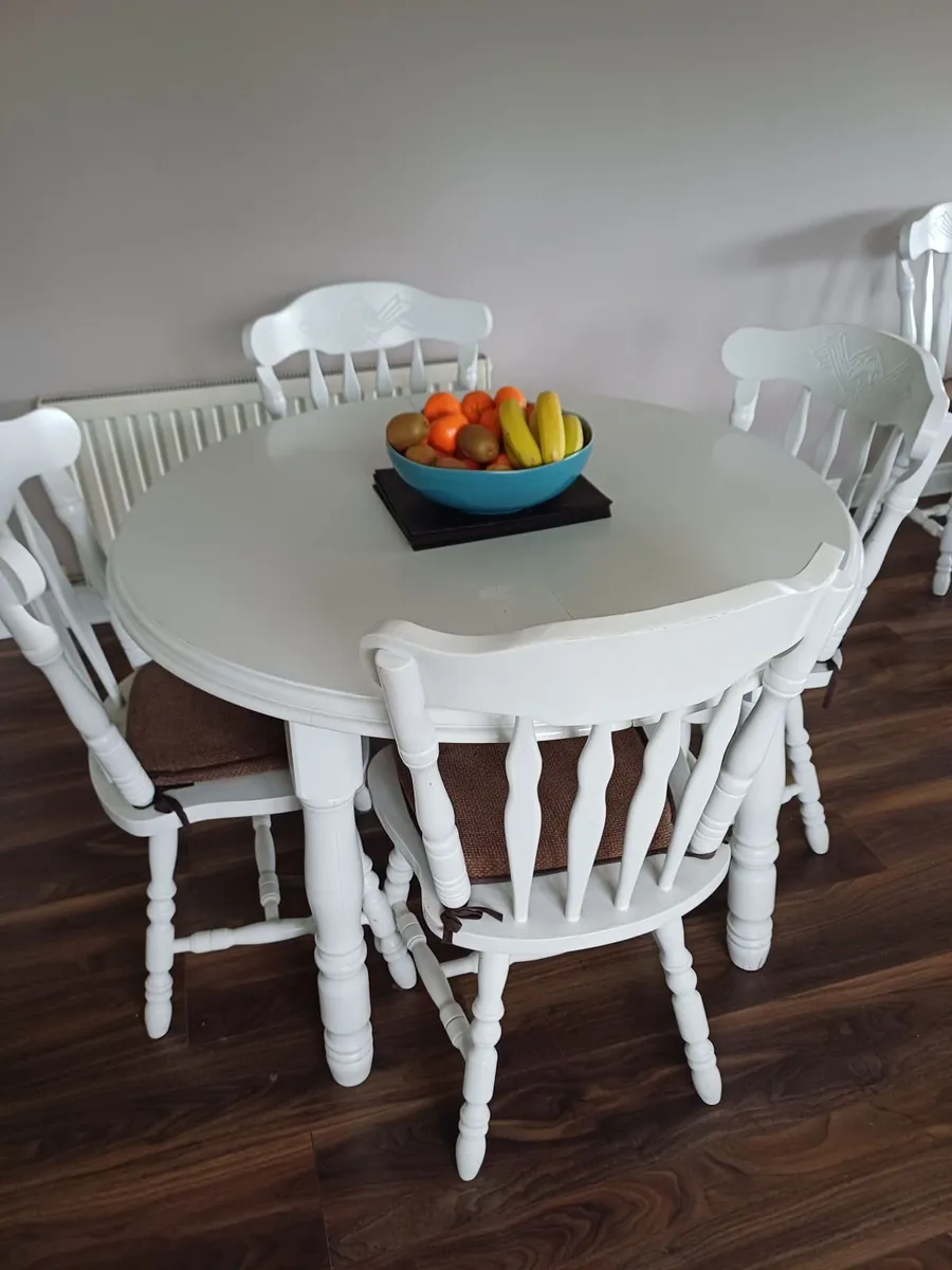 Extendable Dining table and 6 chairs - Image 1