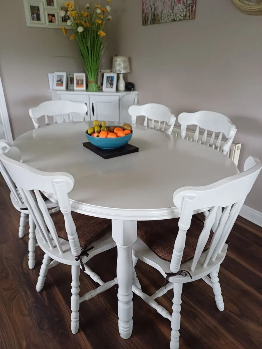 Extendable Dining table and 6 chairs - Image 2