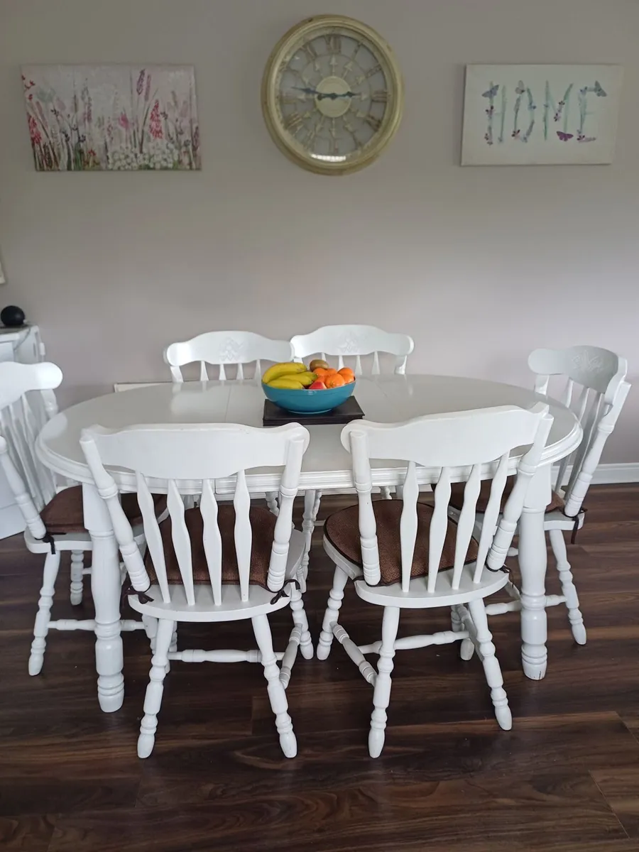 Extendable Dining table and 6 chairs - Image 3