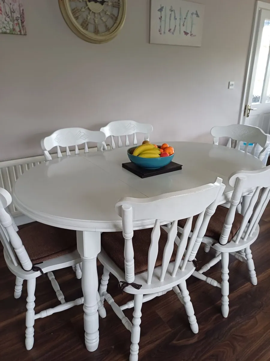 Extendable Dining table and 6 chairs - Image 4