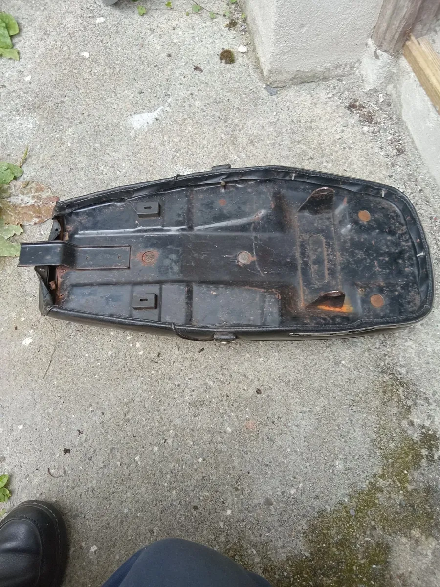 Vintage motorcycle seat - Image 4