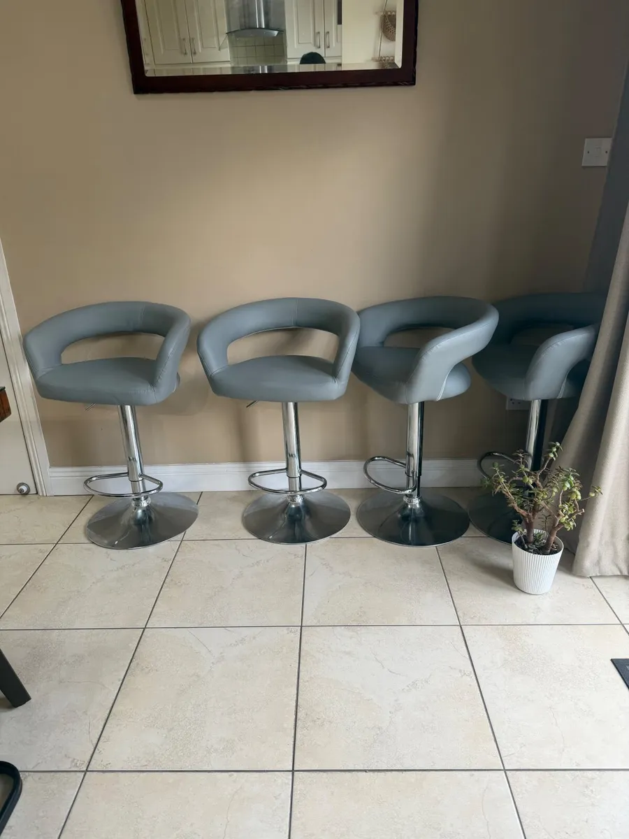 Bar stool