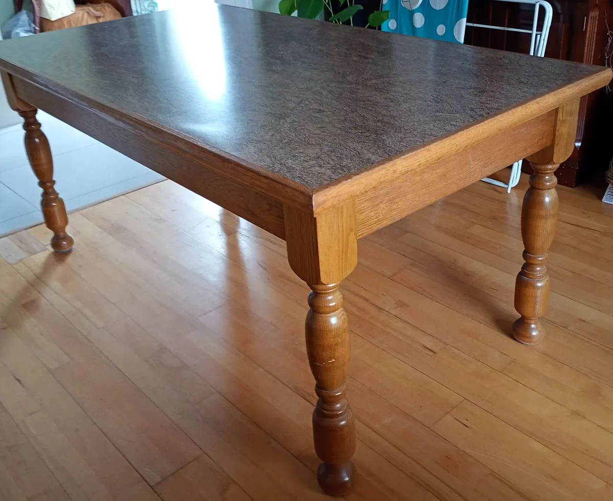 Solid oak table and 8 chairs - Image 2