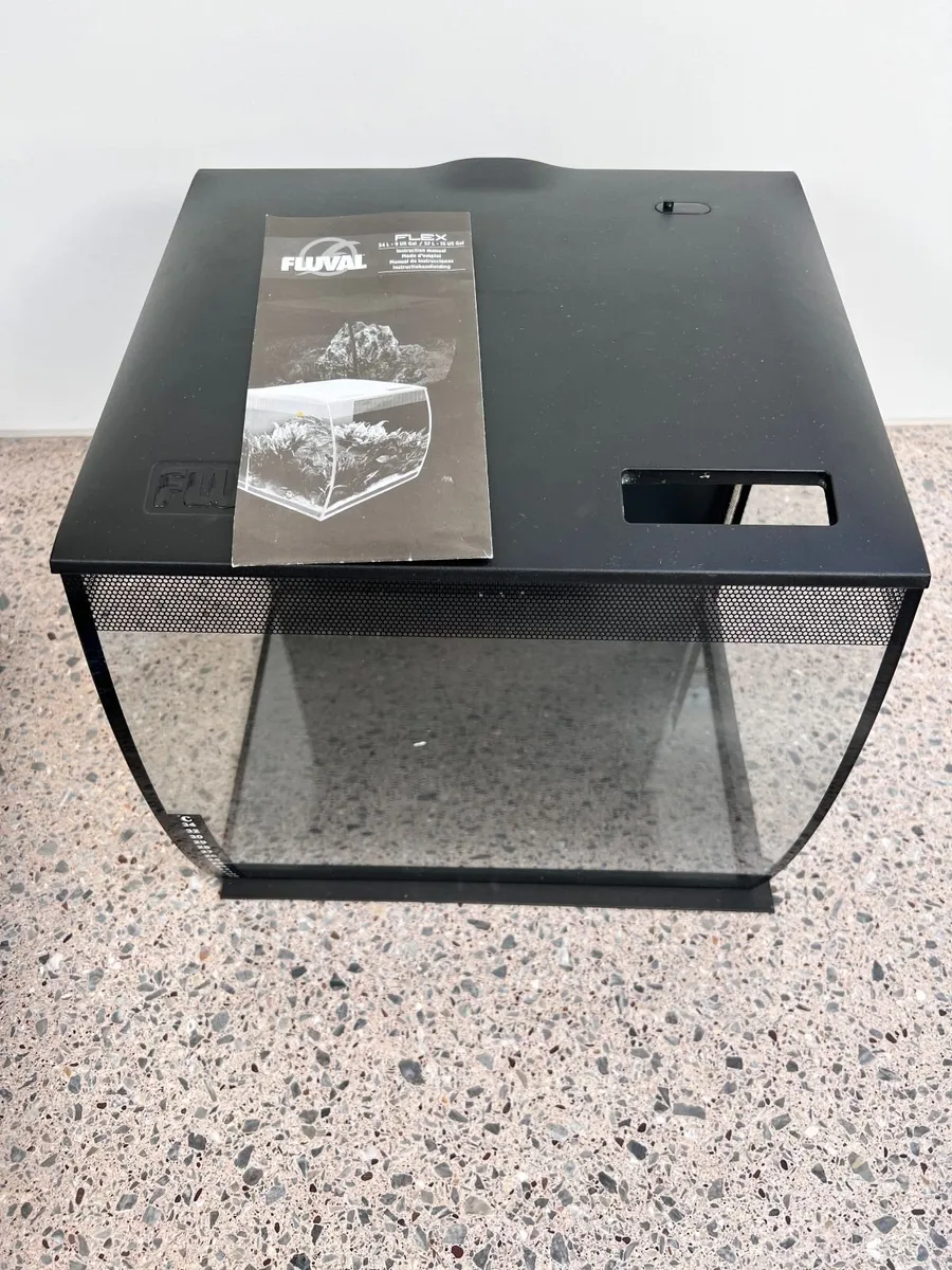 Fish tank & accessories - Image 3