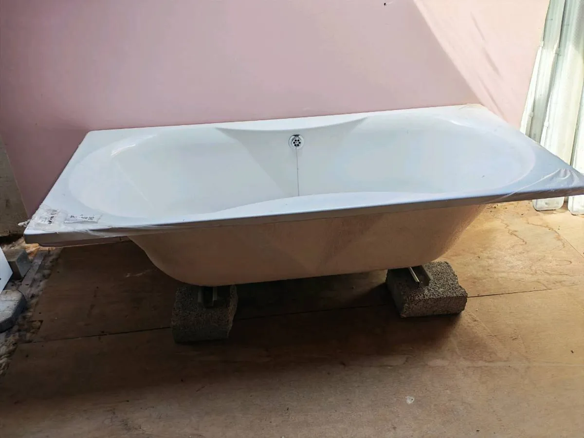 Bathroom items - Image 2