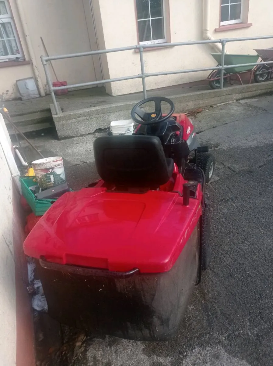 Ride on lawnmower - Image 1