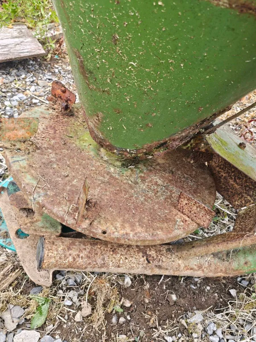 Fertiliser spreader - Image 3