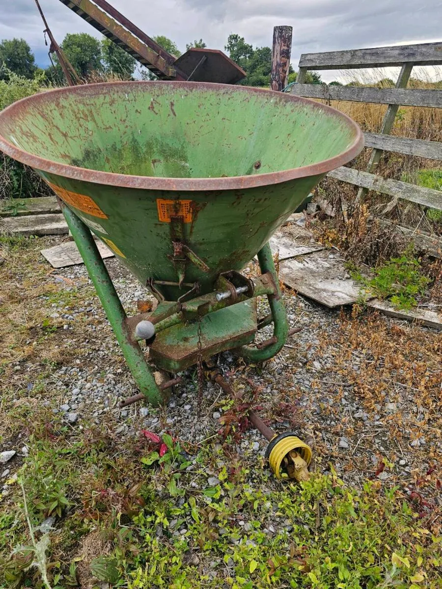 Fertiliser spreader - Image 1