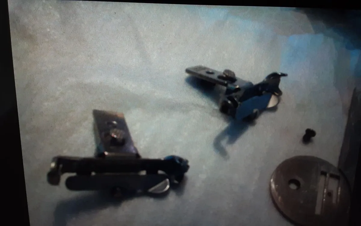 SINGER SEWING MACHINE PARTS 127 128  27 28 - Image 4