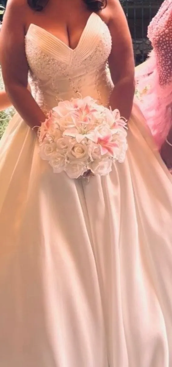 Wedding dress fits size 10-14 - Image 4