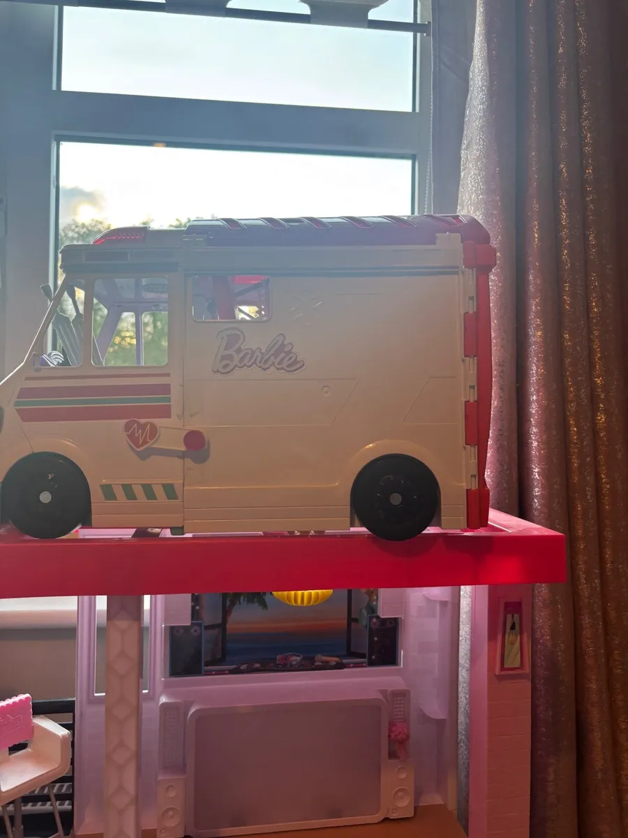 barbie play house - Image 1