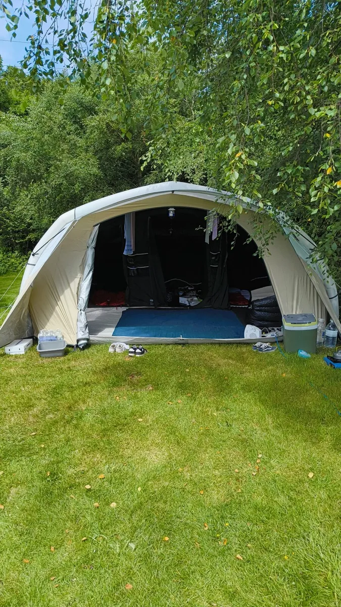 QUECHUA 6-person, 3-bedroom inflatable camping ten - Image 1