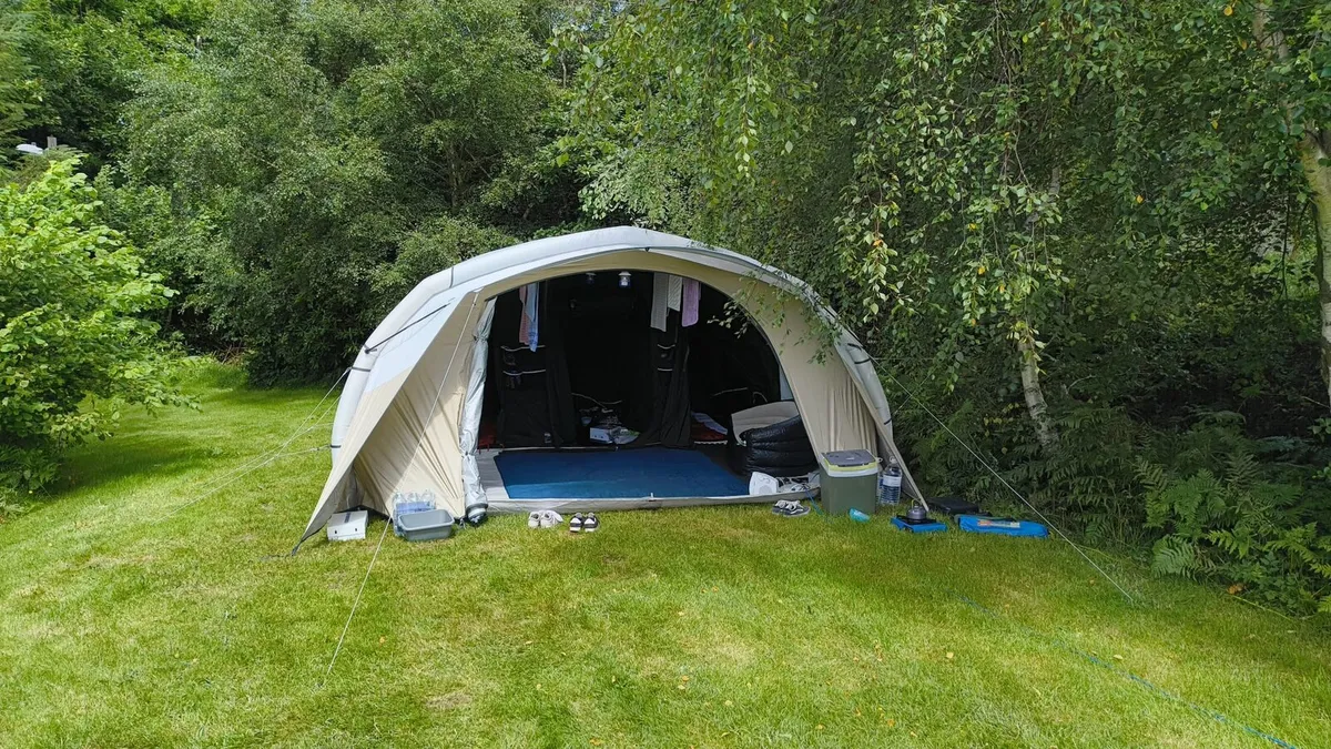 QUECHUA 6-person, 3-bedroom inflatable camping ten - Image 2