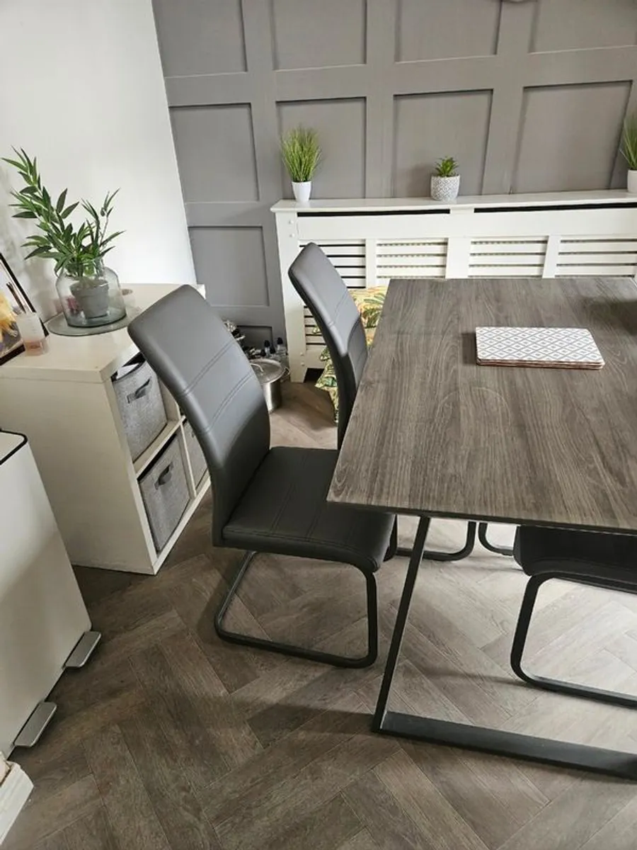 Dining table and chairs - Image 1