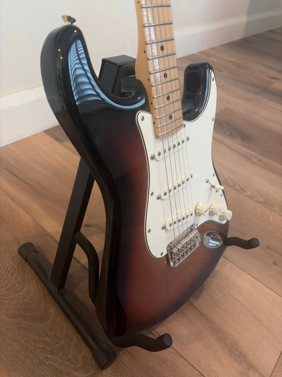 Fender Player Stratocaster – Sunburst – Excellent - Image 4