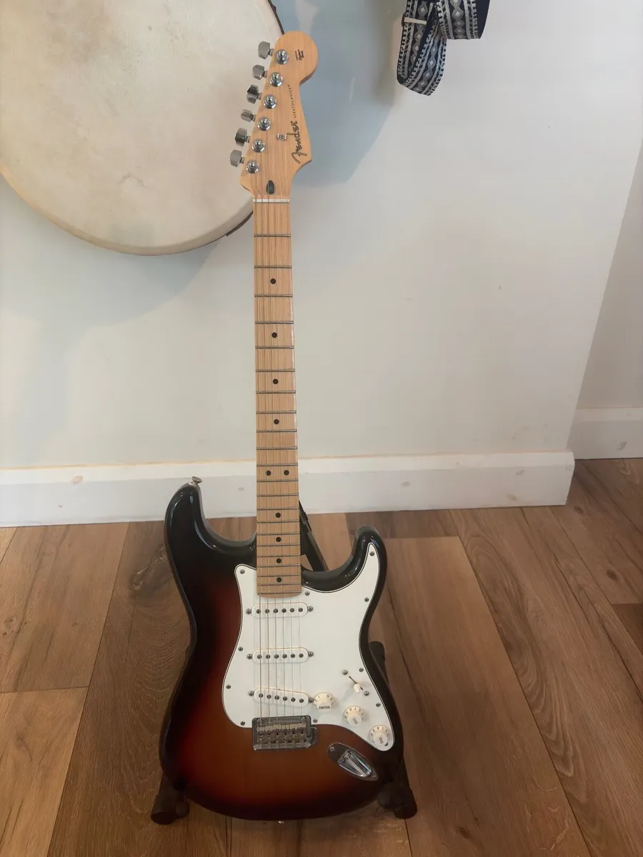 Fender Player Stratocaster – Sunburst – Excellent - Image 1