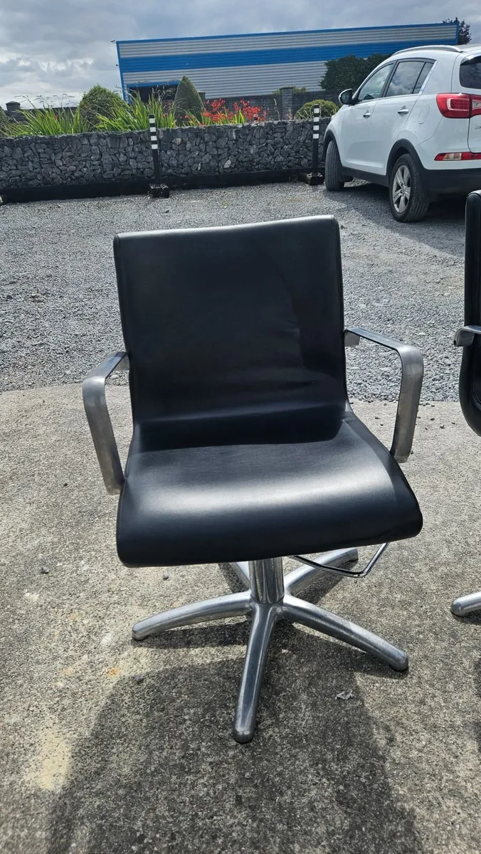 Hair salon equipment - Image 1