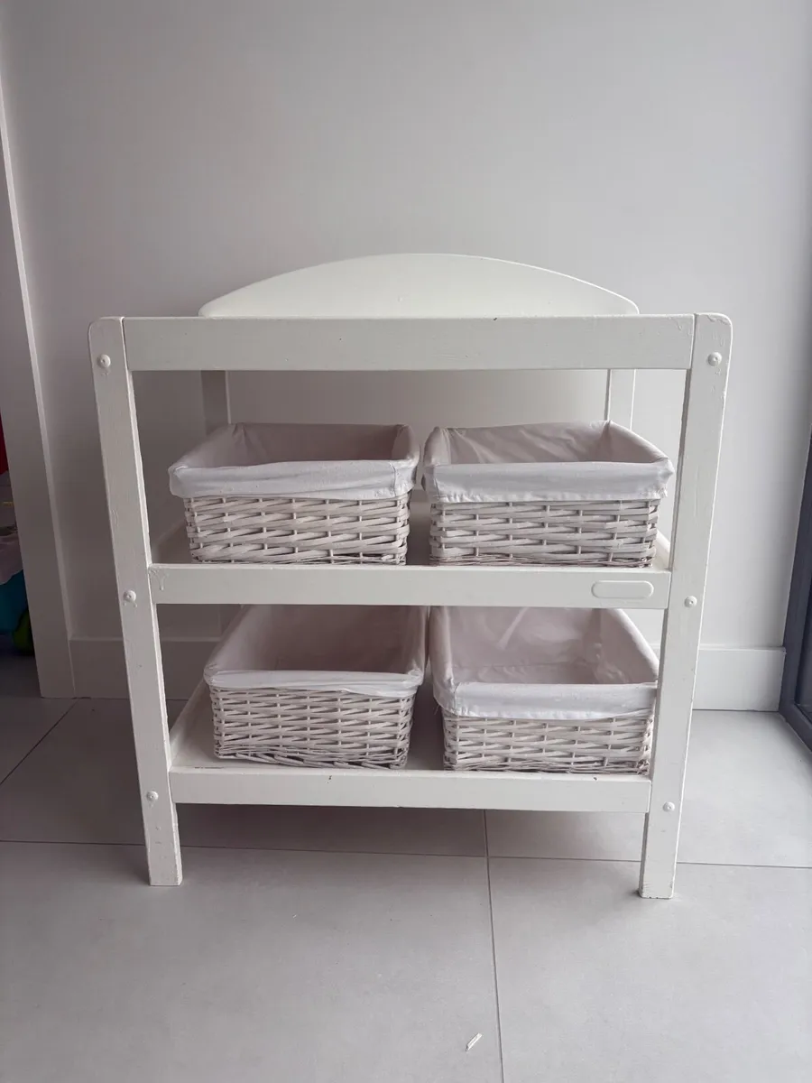 Baby changing unit with baskets - Image 1