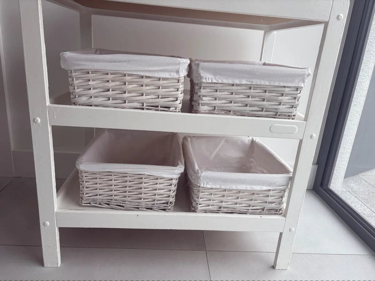 Baby changing unit with baskets - Image 2