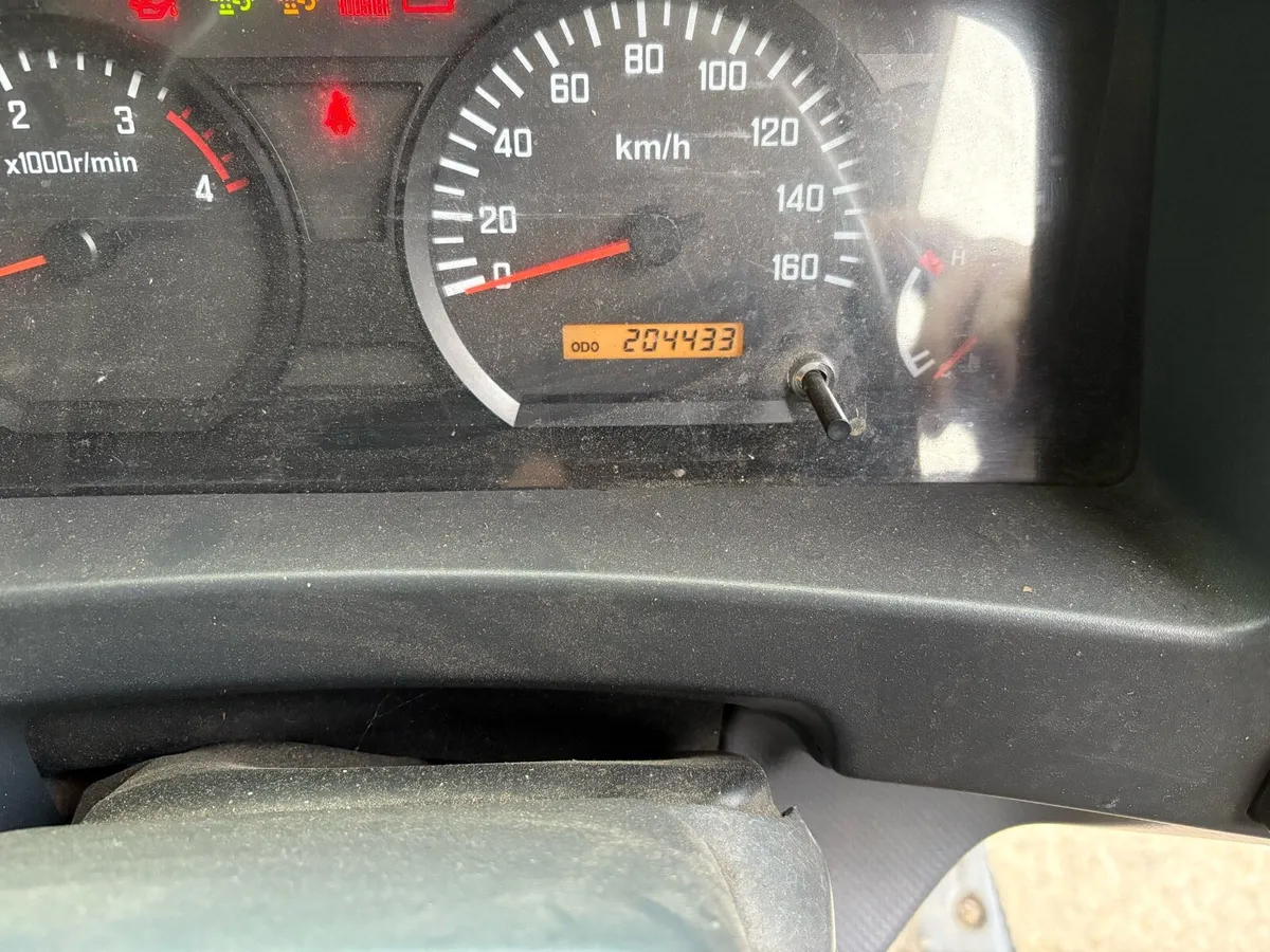 Isuzu 3.5 tone Curtin side - Image 4