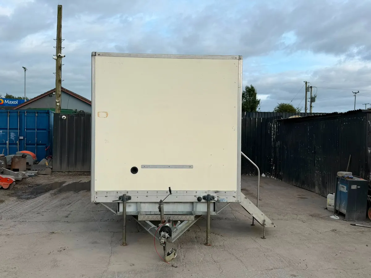 Twin Axle Luxury Toilet Trailer – Ladies & Gents - Image 2