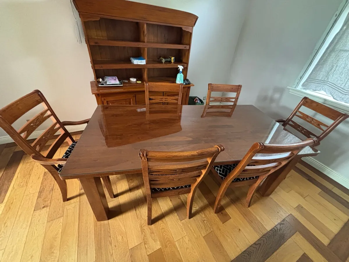 Table with glass top protector and 6 chairs - Image 2