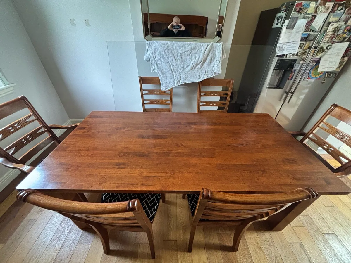 Table with glass top protector and 6 chairs - Image 3