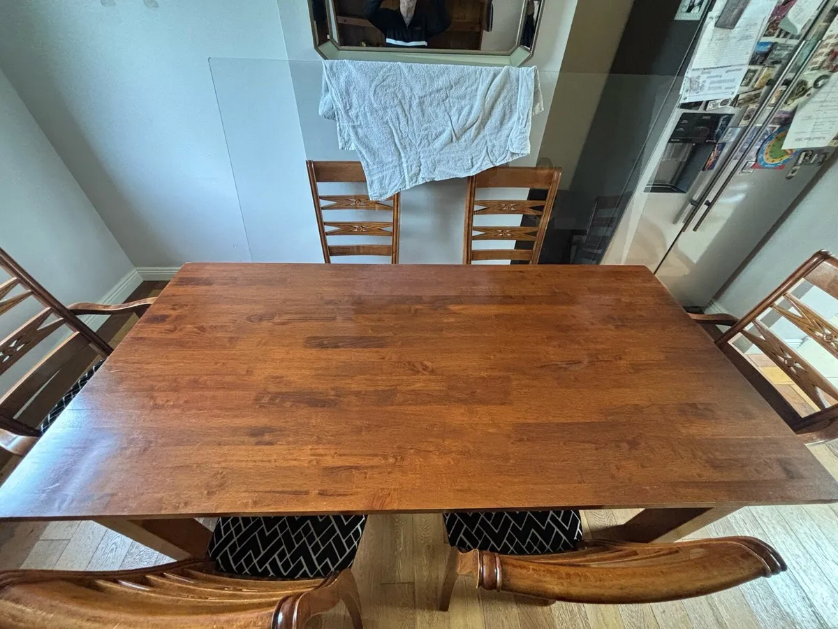 Table with glass top protector and 6 chairs - Image 4